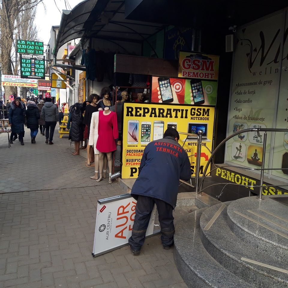 В центре столицы продолжают демонтировать незаконные рекламные билборды и панно