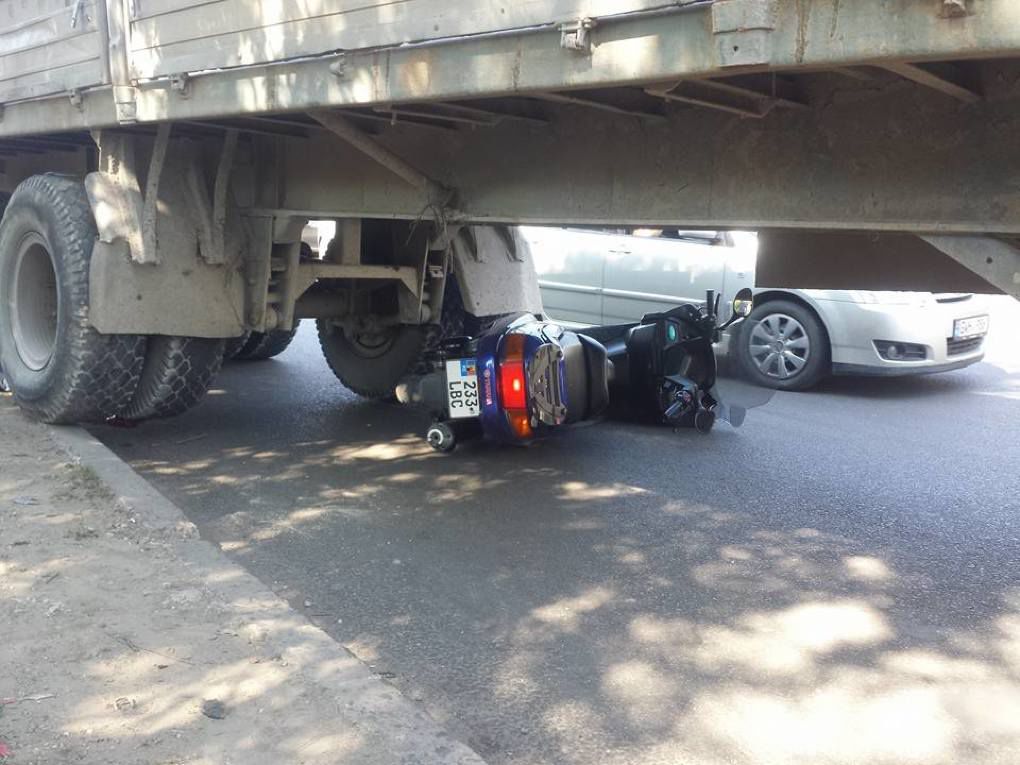Un motociclist a ajuns sub roțile unui camion. Accidentul teribil a avut loc în sectorul Centru al Capitalei