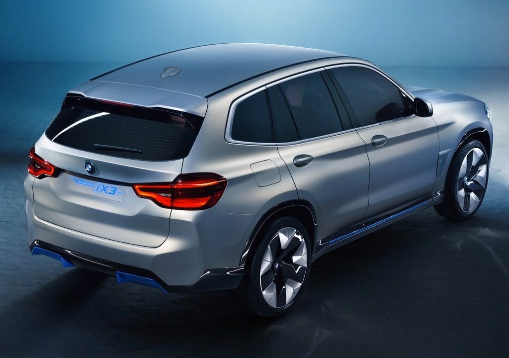 BMW показала свой первый электрический кроссовер