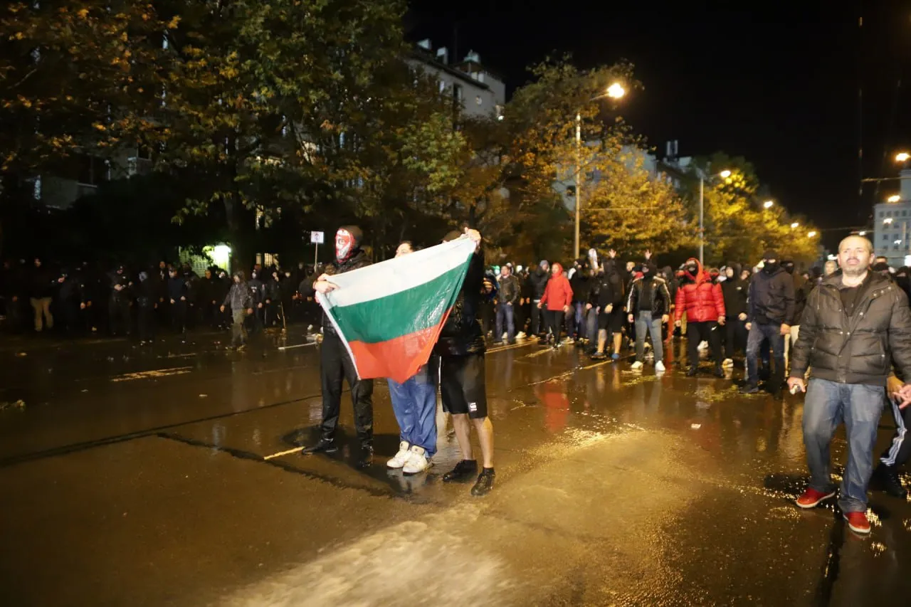 В Болгарии футбольные фанаты подрались с полицией: десятки пострадавших