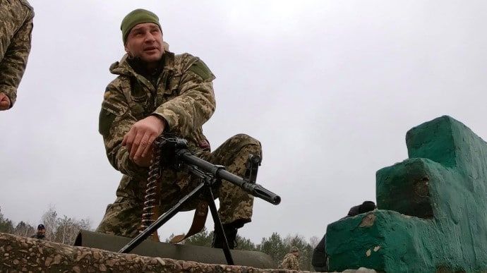 Кличко лег под танк во время тренировки на полигоне