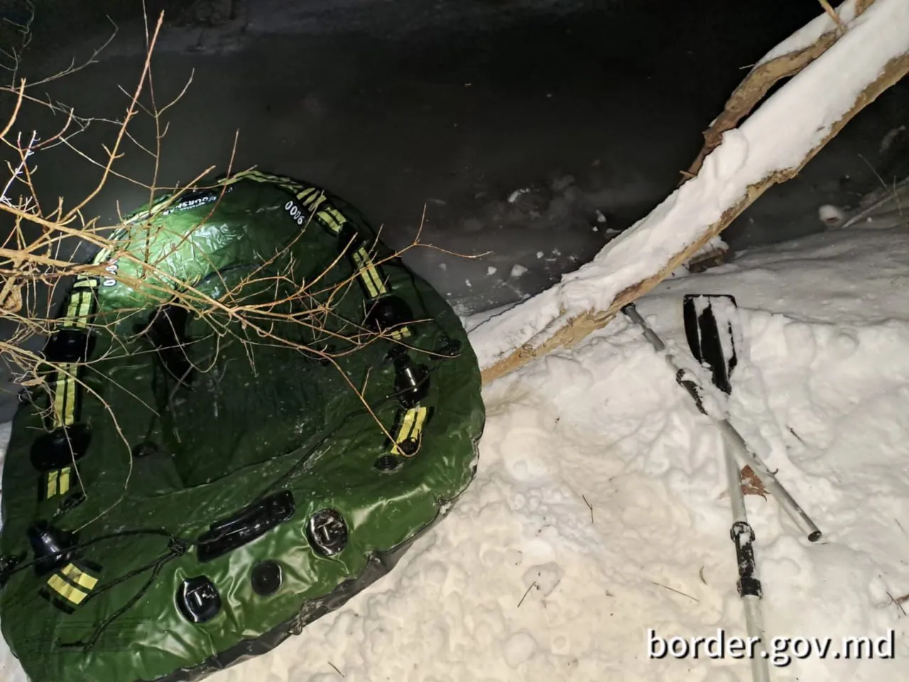 Двое граждан Непала пытались перебраться из Молдовы в Румынию на надувной лодке