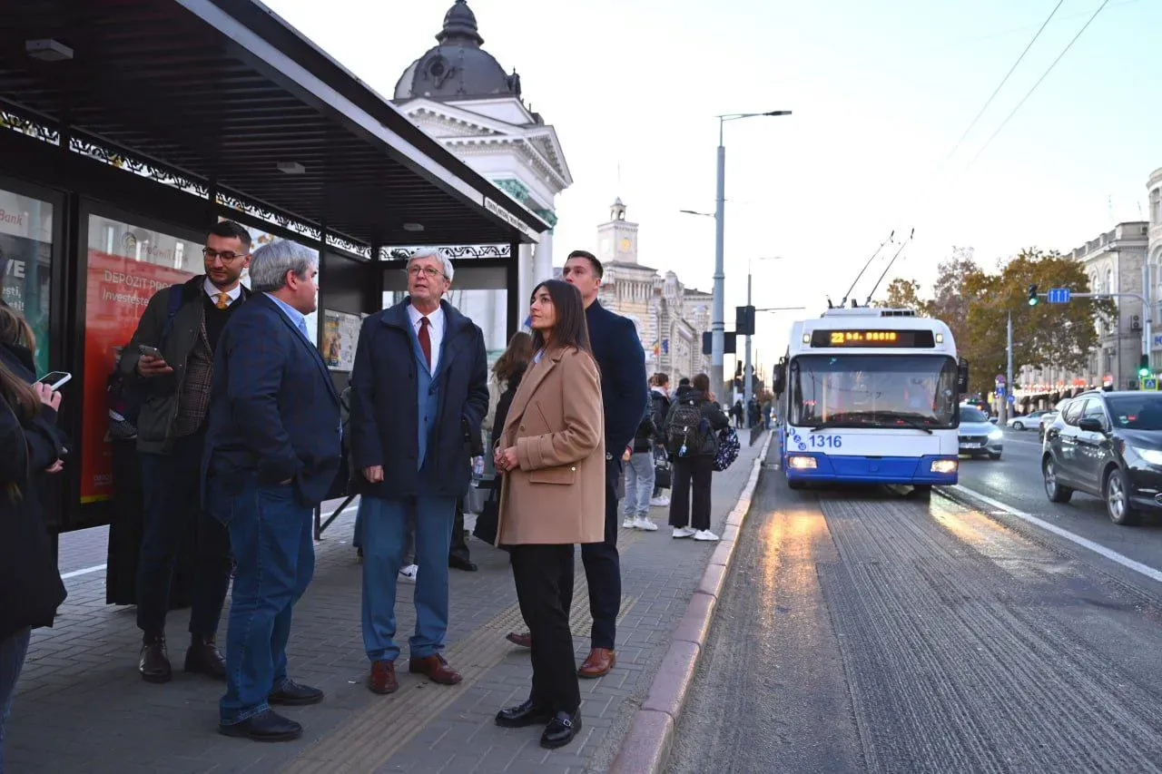 La patru stații de transport public din Capitală au fost instalate ecrane LED