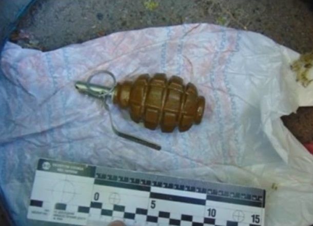 На детской площадке в Киеве нашли боевую гранату