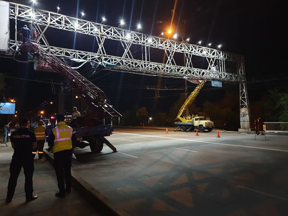 В Кишиневе демонтировали большое рекламные панно