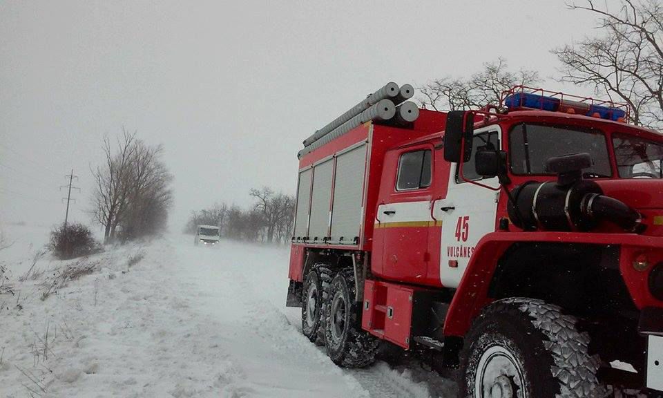 Cod galben de vreme rea: 4 microbuze, scoase din nămeți
