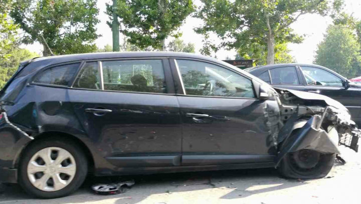 Mașină făcută zob, după ce a oprit la o trecere de pietoni