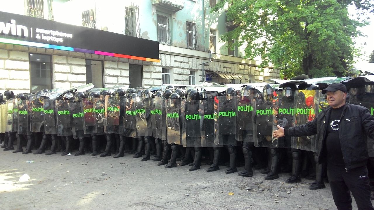 Полицейским, защищавшим дом и офис Плахотнюка, дали премии на 7 млн леев