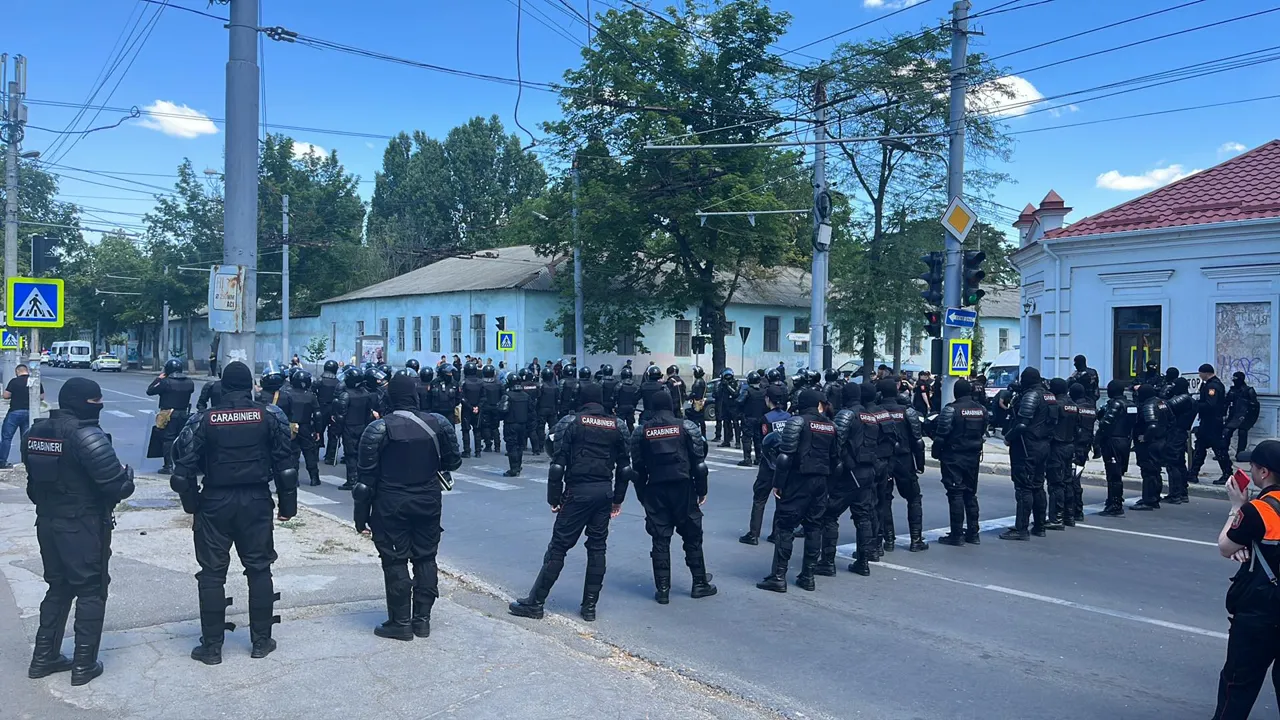 Сотни полицейских сопровождают марш ЛГБТ в Кишиневе