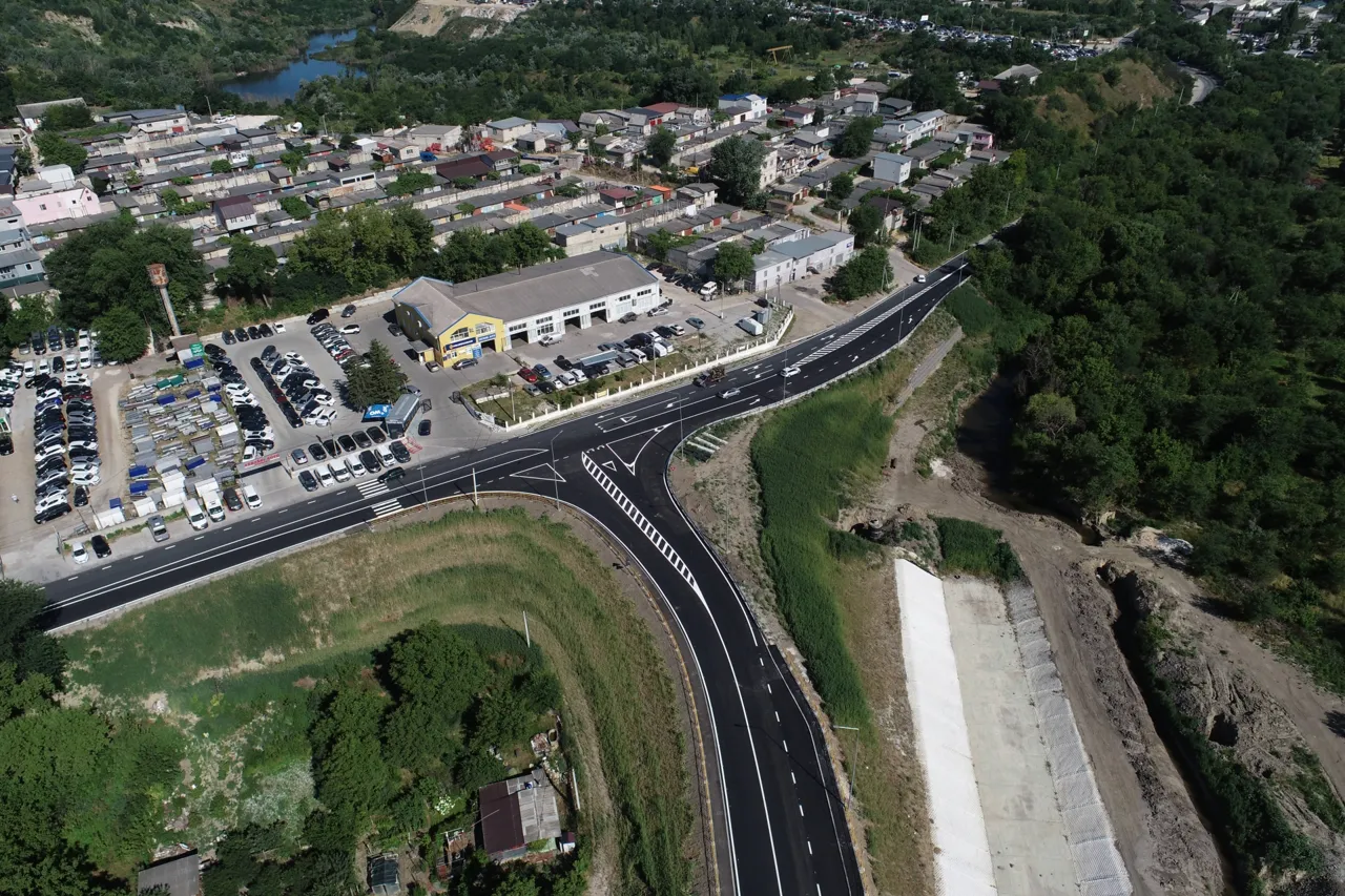 Circulația rutieră pe traseul M1, reluată după reconstrucția podurilor peste râul Bâc