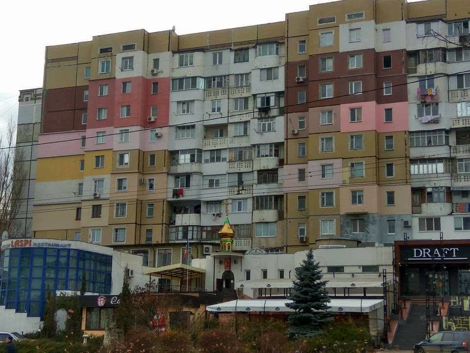 На Чеканах нашли жилой дом, в котором можно поесть, потанцевать и помолиться