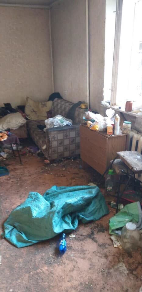 Рабочие эвакуировали из столичной квартиры огромное количество мусора и хлама