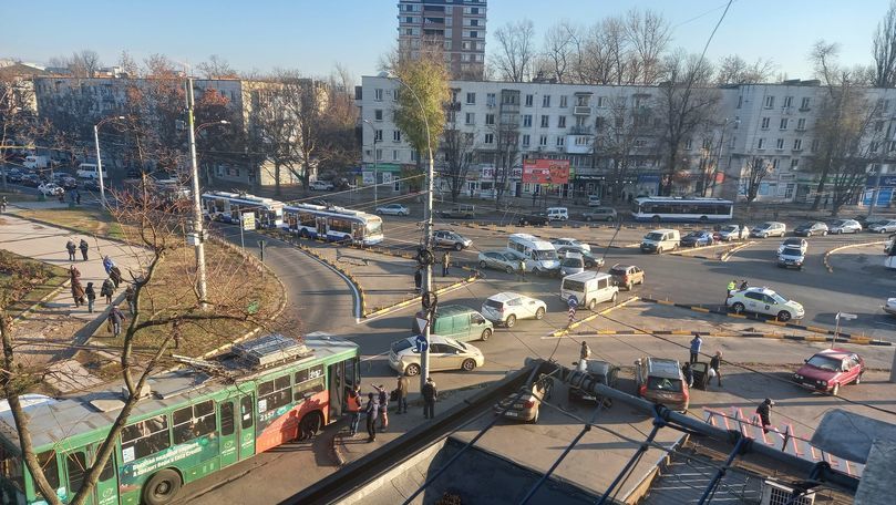 Утренняя авария на перекрестке в Кишиневе: столкнулись 3 автомобиля