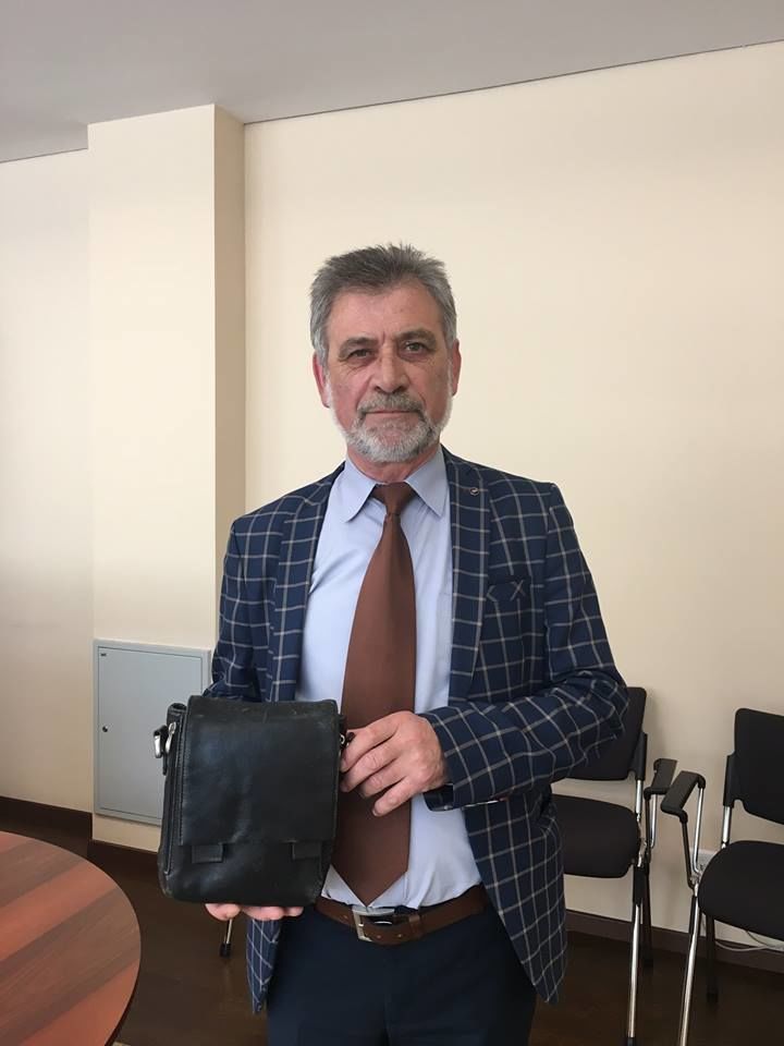 Фракция ЛДПМ передала в музей парламента барсетку