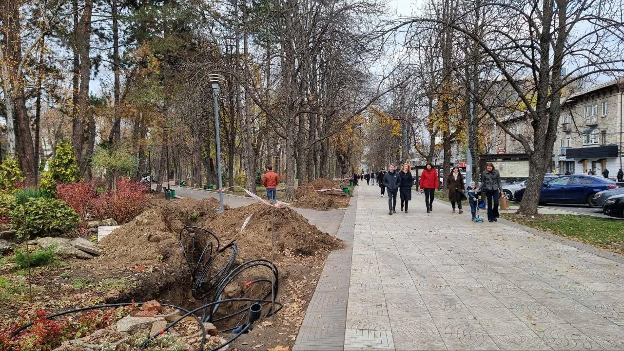 Продолжаются работы по восстановлению сквера у Кафедрального собора в Кишиневе
