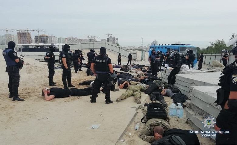 В Киеве возле стройки задержали около 40 человек с дубинками и оружием