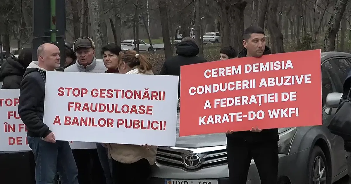 Родители и спортсмены провели акцию протеста перед зданием Федерации каратэ-до