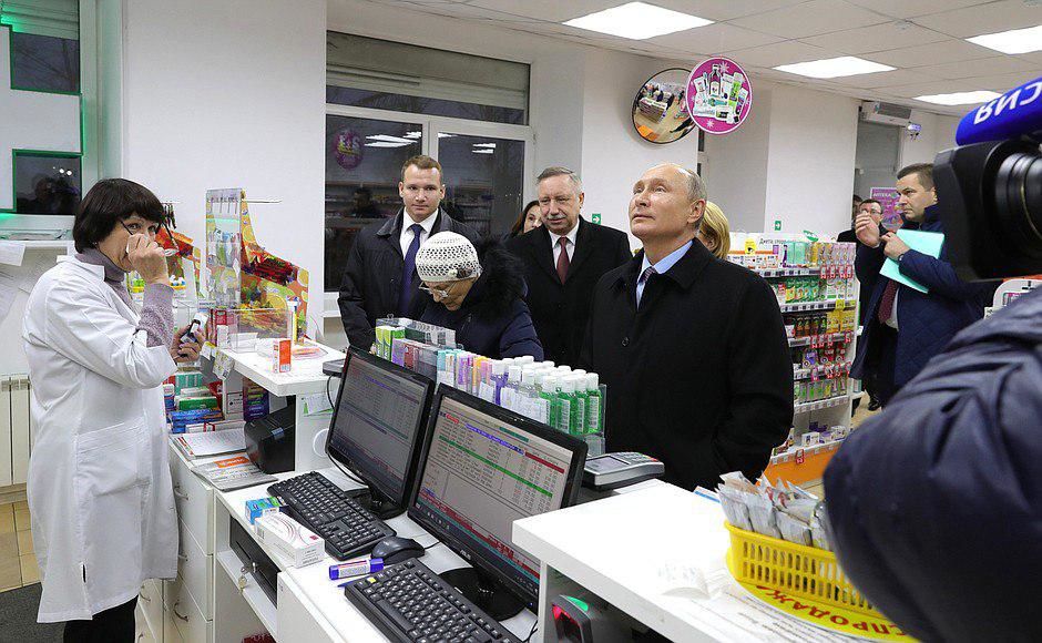 Путин внезапно заехал в одну из аптек Санкт-Петербурга