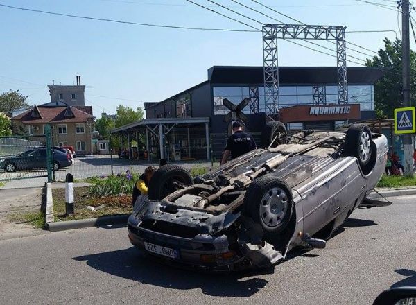 Un sofer din capitala s-a inversat cu masina, a coborat si s-a asezat langa ea