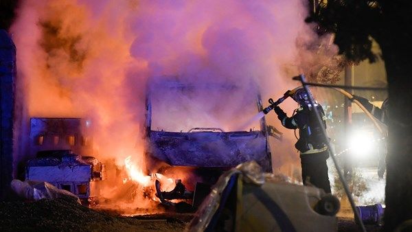 Рассвирепевшие французы сожгли полицейские машины