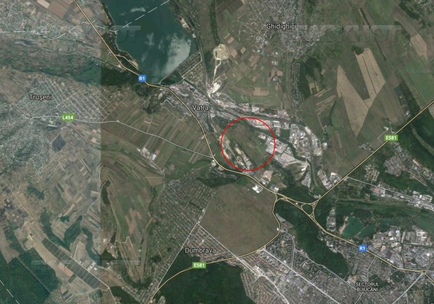 На выезде из Кишинева горит растительность