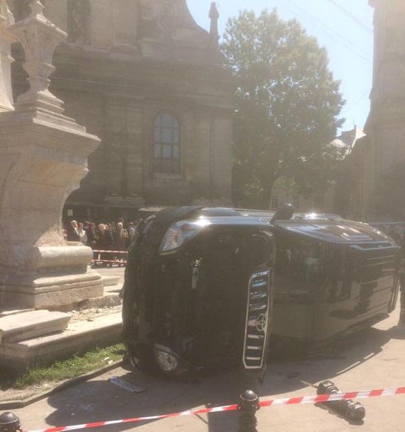 В центре Львова джип врезался в толпу, есть жертвы