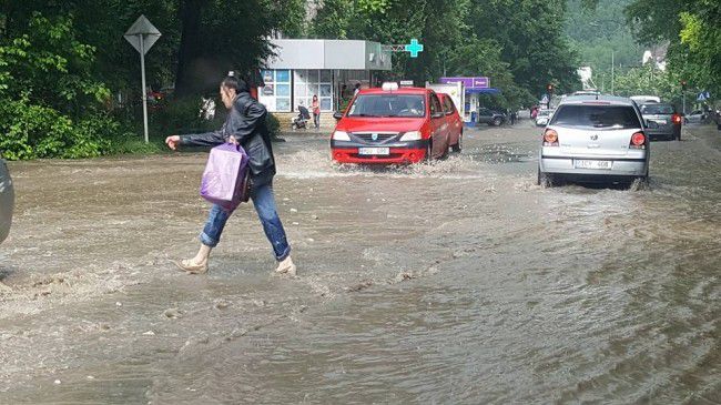 Кратковременный дождь вновь затопил улицы Кишинева