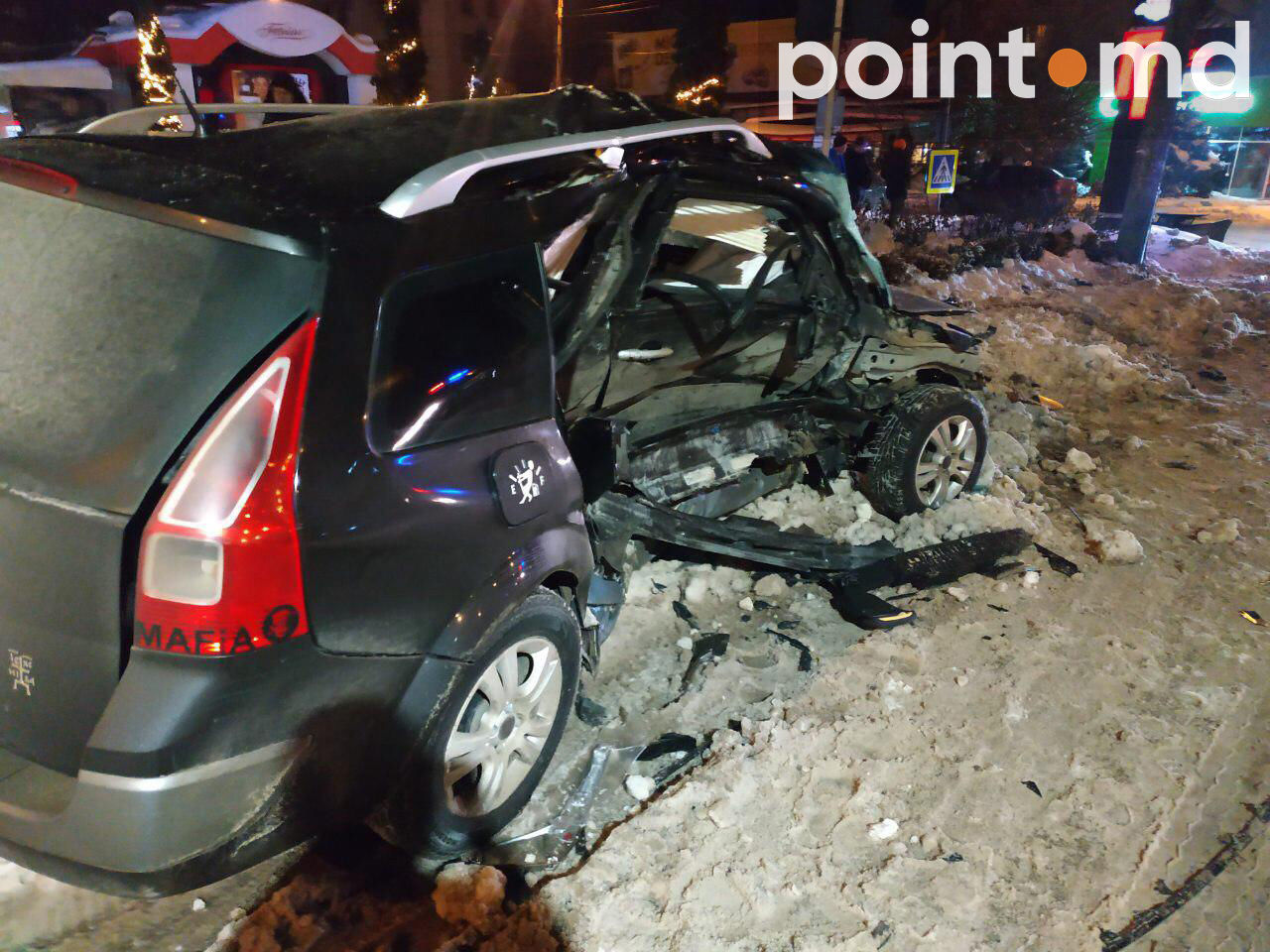 В центре столицы столкнулись "Renault" и "Toyota", есть пострадавшие