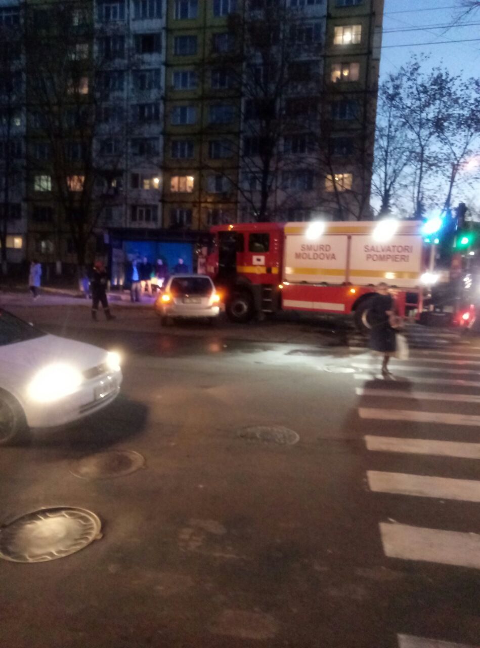 Пожарная машина попала в аварию в Кишиневе