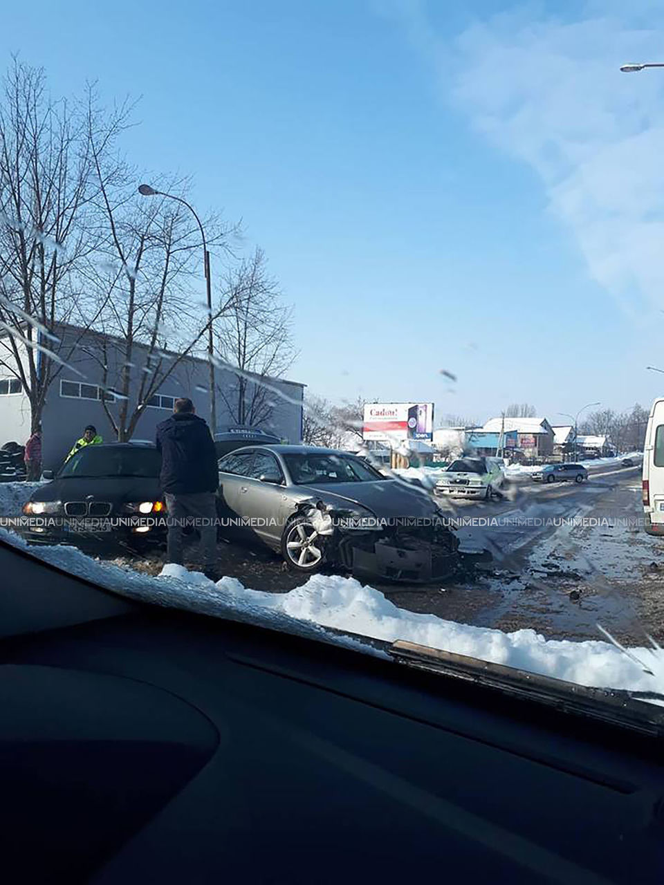 ДТП в Унгенах: столкнулись 2 автомобиля и рейсовый микроавтобус