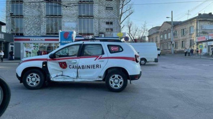 В столице автомобиль карабинеров попал в аварию
