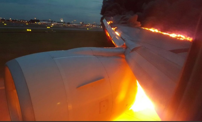В аэропорту Сингапура при посадке загорелся Boeing 777