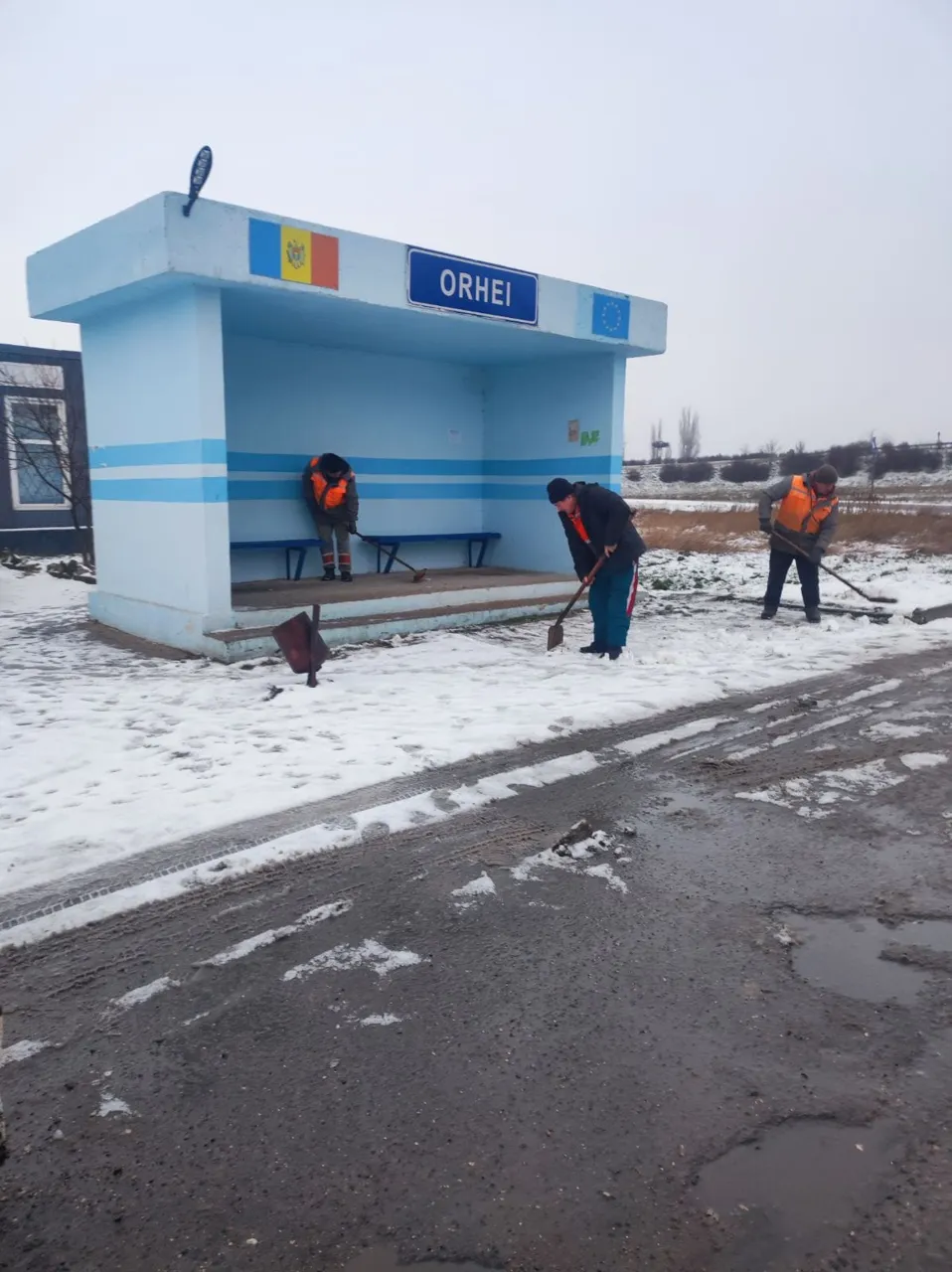 Расчистка национальных дорог продолжается: тонны соли и противоскользящего материала