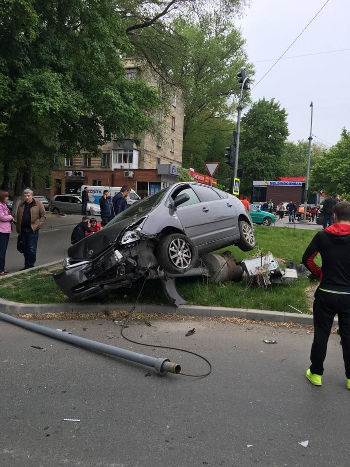 На Рышкановке автомобиль снес фонарный столб