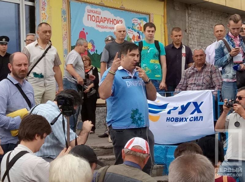 Саакашвили в Кривом Роге встретили сырыми яйцами и зелёнкой