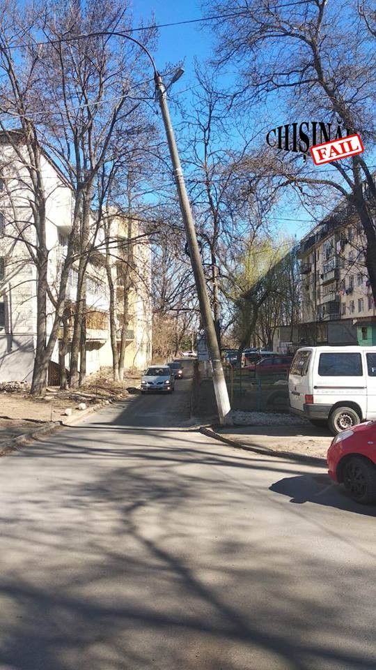 Жители Ботаники с опаской проходят мимо одного из электрических столбов