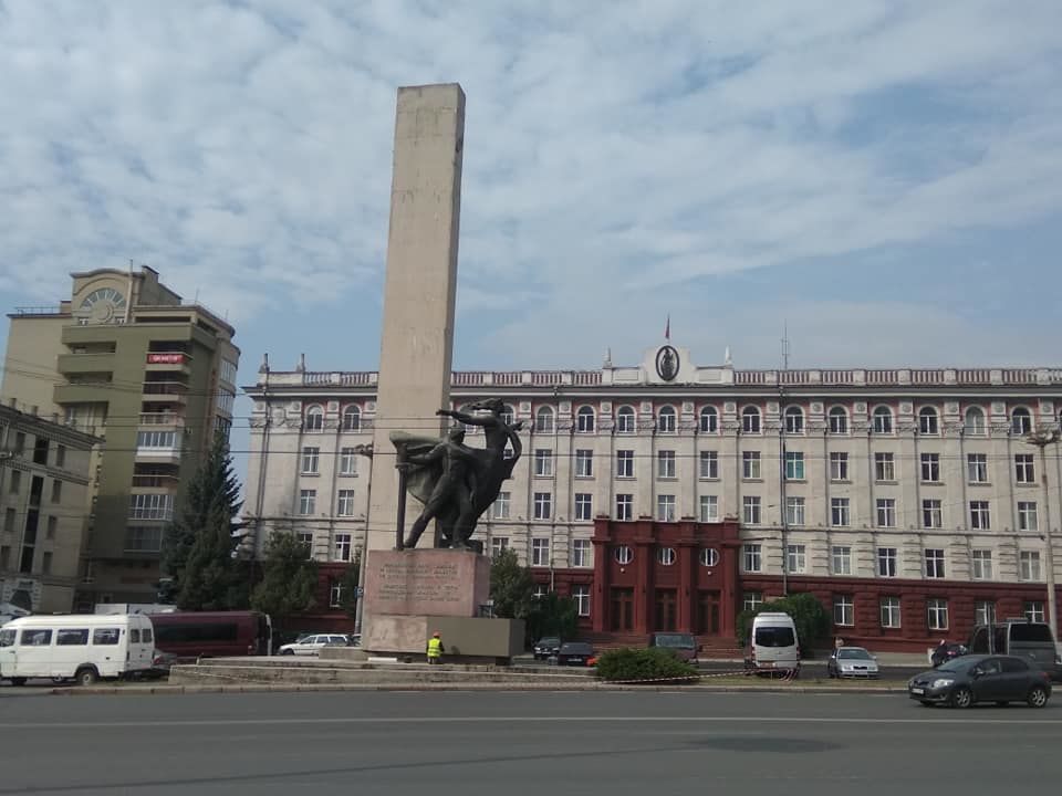 Начался ремонт памятника освободителям Кишинева
