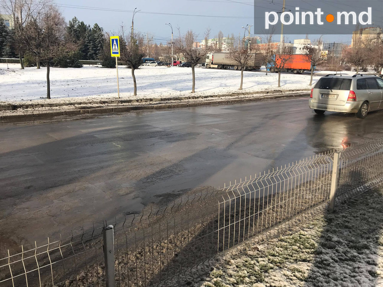 Trecere de pietoni bizară în sectorul Ciocana: De la gard până la gazon