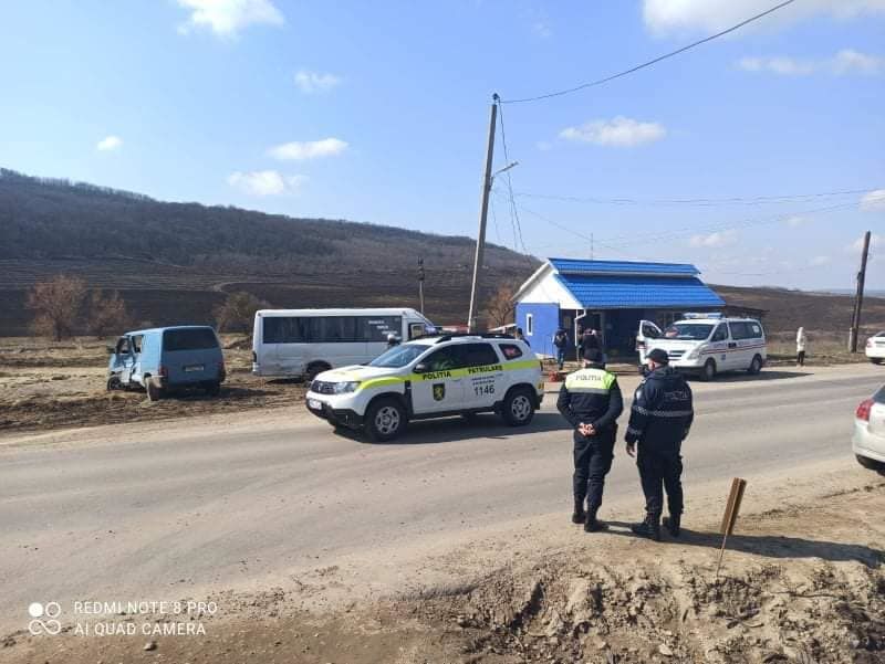 В ДТП с участием рейсового микроавтобуса пострадали четыре человека
