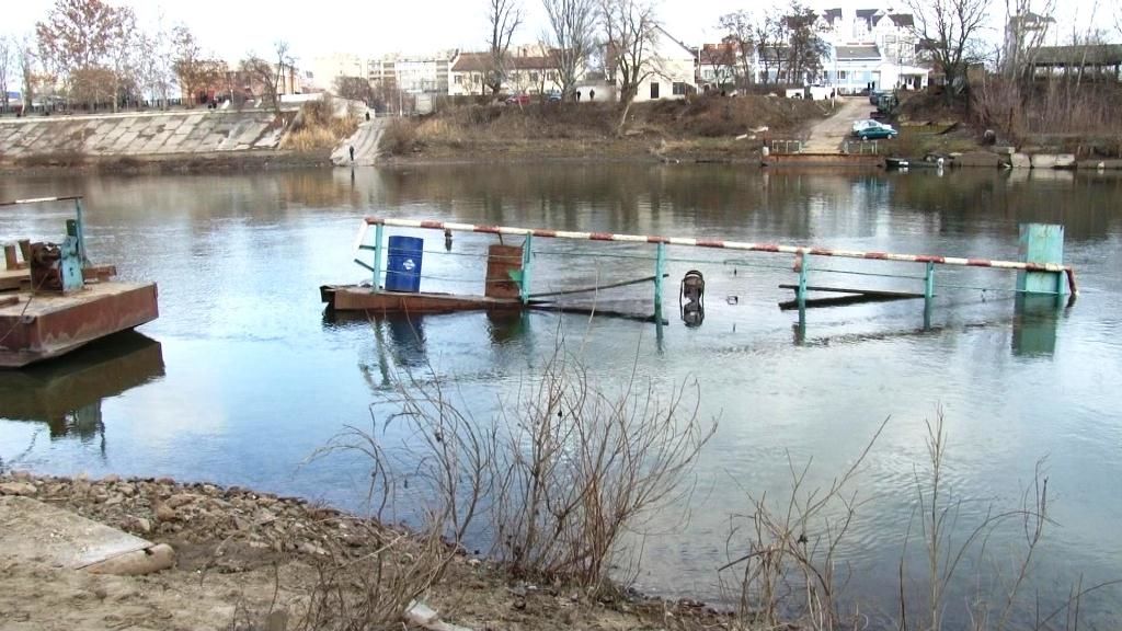 В Тирасполе подняли утопленный льдиной паром
