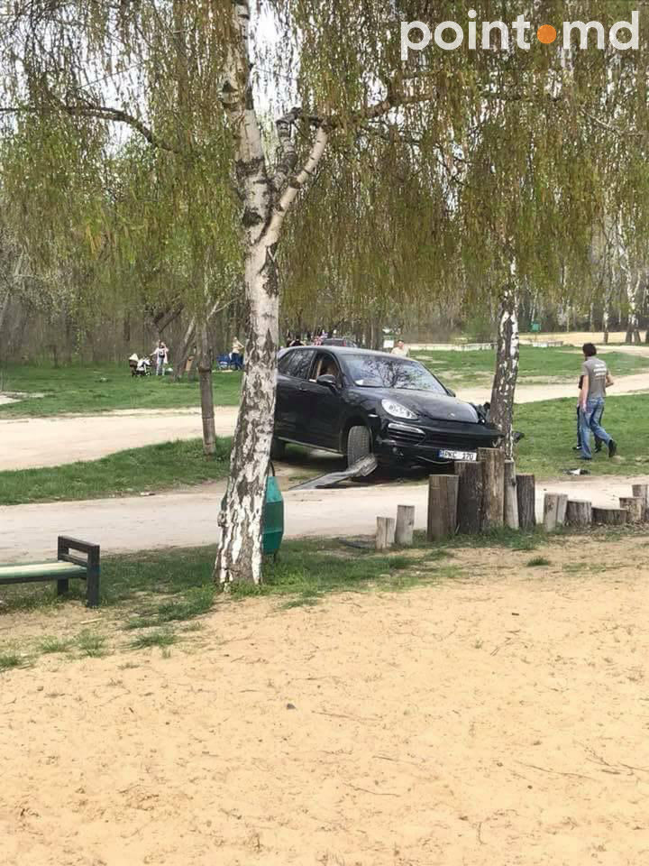 В парке на Скулянке Porsche Cayenne врезался в дерево