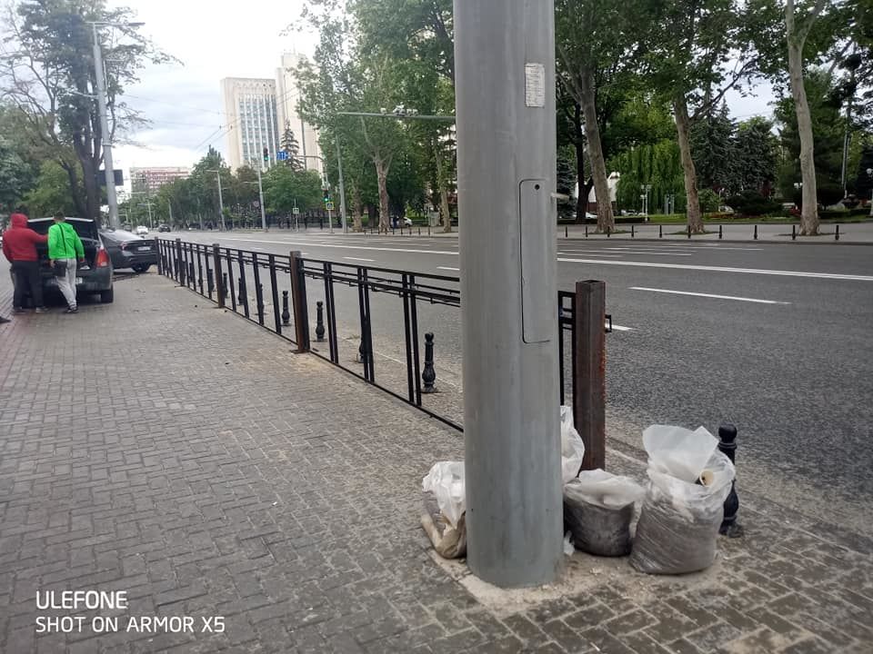 В центре Кишинева появились новые автомобильные ограждения