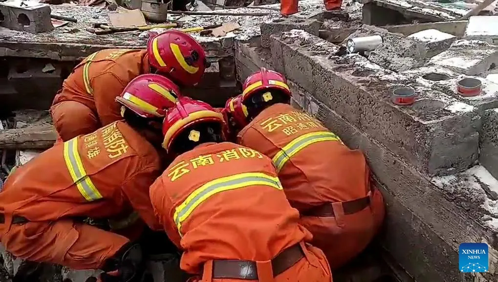 В Китае произошел масштабный оползень: под завалами - около 50 человек