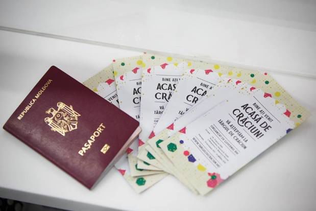 Promovare a Târgului de Crăciun la frontieră! Persoanele care intră pe teritoriul Republii Moldova primesc invitațiile în pașaport