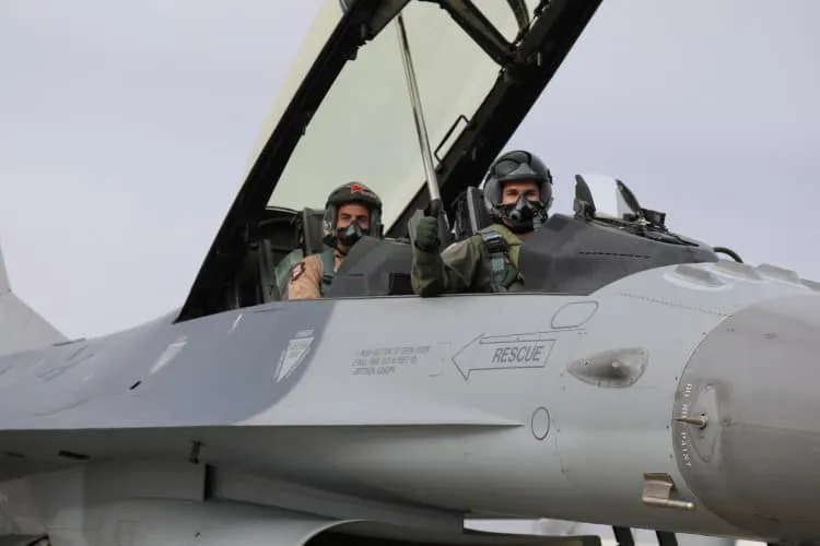 Румынские летчики начали осваивать F-16 в центре, где будут учиться и украинцы