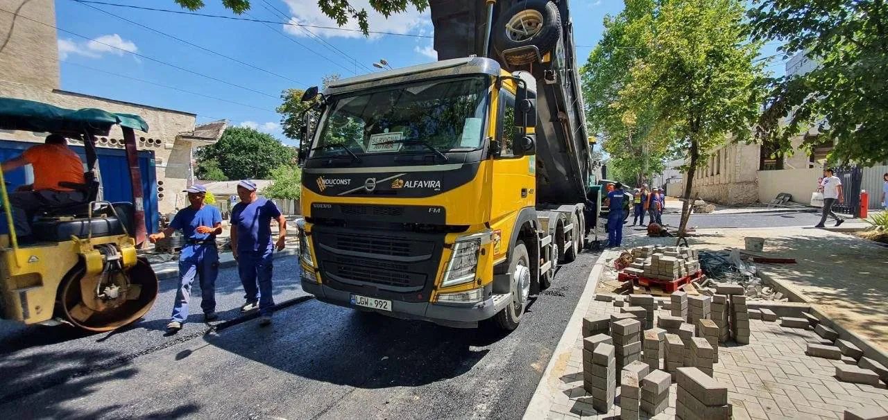 В центре столицы продолжается ремонт дорог и укладка асфальта