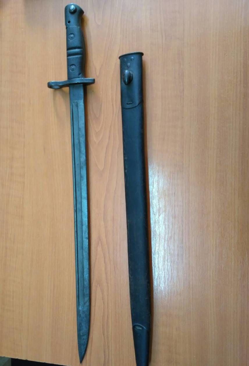 Colete cu surpize la vamă: Mai multe monede și o baionetă