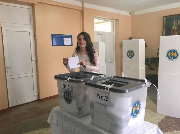 La vot în haine de mire și mireasă