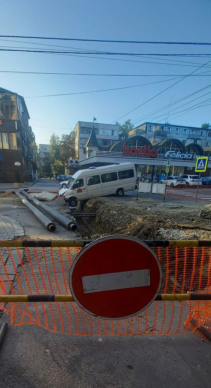 В Кишиневе микроавтобус провалился в строительную траншею