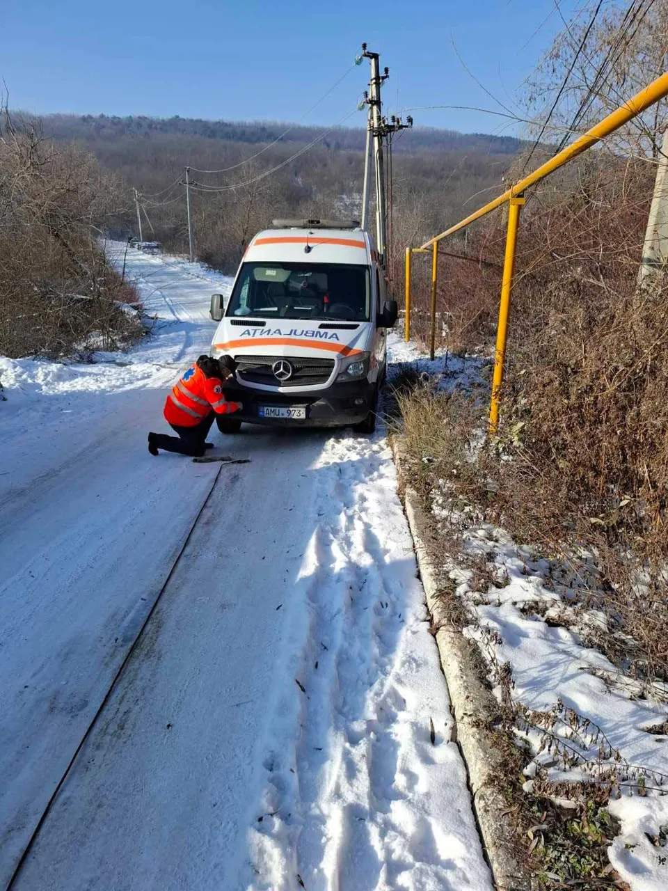 Două ambulanțe au rămas blocate pe drumuri din cauza ghețușului